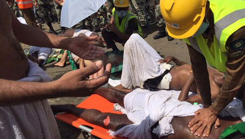 На месте трагедии в окрестностях Мекки работают более четырех тысяч спасателей