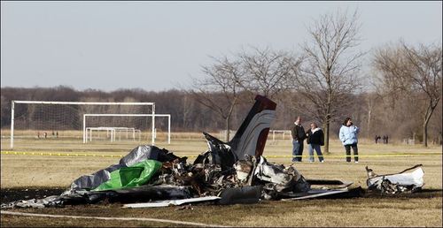 Рядом с футбольным полем в США разбился самолет, есть погибшие