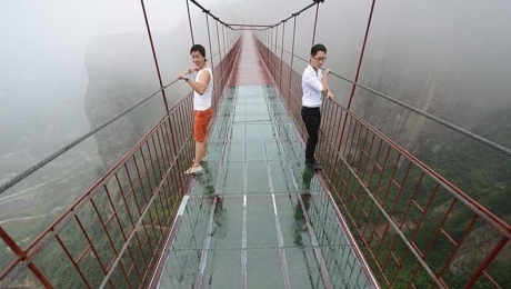 Китайский подвесной мост из стекла привел туристов в ужас