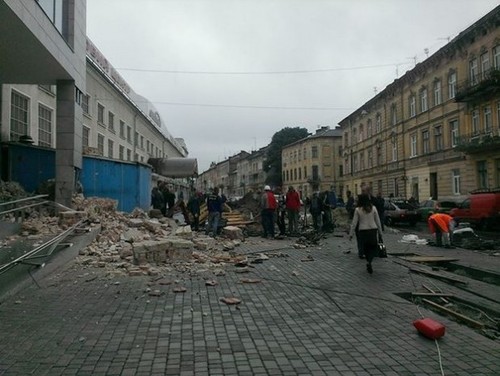 После открытия во Львове ТЦ в центре города рухнула стена дома рядом
