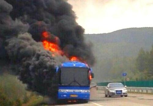 В Китае сгорел туристический автобус с россиянами