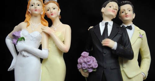 Во Франции сотрудницу мэрии осудили за отказ связать узами брака двух женщин