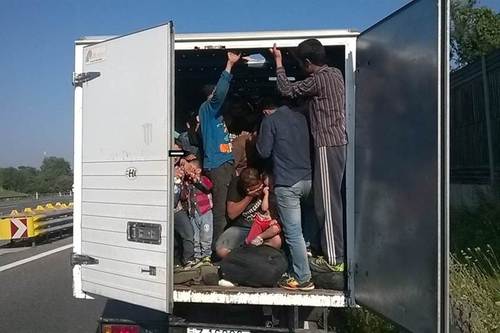 Болгария выдаст Австрии предполагаемого водителя фуры, в которой погиб 71 беженец