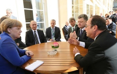 Олланд опубликовал видео рукопожатия Петра Порошенка и Владимира Путина
