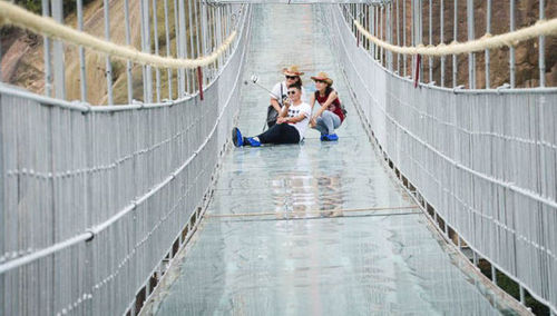 В Китае стеклянный мост над пропастью треснул под ногами туристов