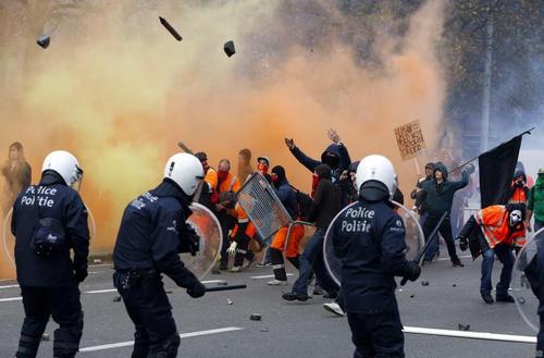 Полиция применила слезоточивый газ против митингующих в Брюсселе