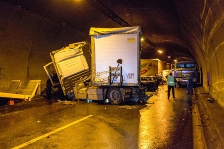 В Болгарии в тоннеле столкнулись 50 автомобилей
