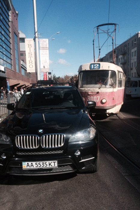 В Харькове очередной «гений парковки» заблокировал движение трамваев