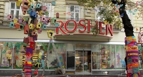 Львівська мерія вимагає демонтажу вивіски Roshen у центрі міста