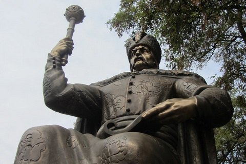 В Полтаву привезли памятник Мазепе