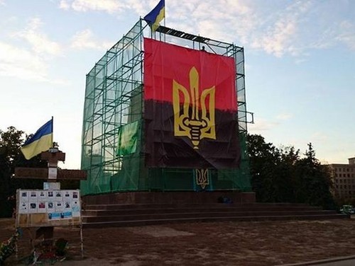 У Харкові постамент на площі Свободи завісили червоно-чорним банером
