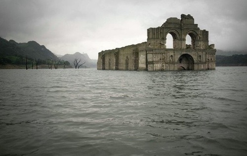 В Мексике из-под воды появились руины храма 16 века