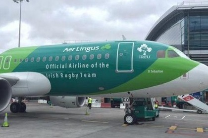 Пассажир летевшего в Дублин самолета укусил соседа и умер