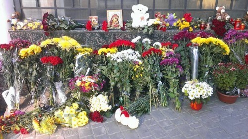 Одесситы несут к российскому консульству цветы, иконы и мягкие игрушки