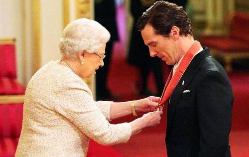 Королева Великобритании Елизавета II наградила Бенедикта Камбербэтча орденом командора