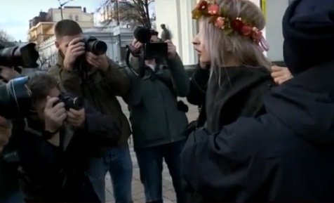 Активістки Femen влаштували акцію протесту під Верховною Радою