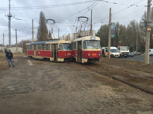 Креатив по-харьковски: трамваи не поделили рельс