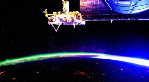 Вражаючий знімок з космосу: ніч над Землею і спалахи північного сяйва 