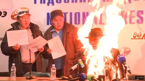 В Монголии профсоюзный лидер сжег себя перед телекамерами (ВИДЕО)