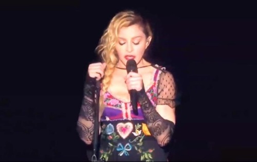 Мадонна выразила соболезнования в связи с терактами в Париже