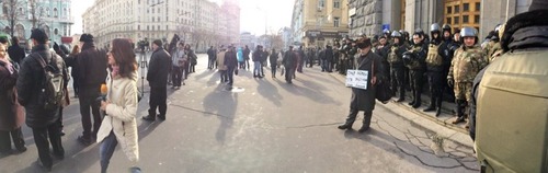 В Харьковском горсовете проходит вторая сессия, под зданием собрался митинг
