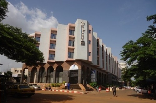 Десять террористов захватили в отеле Radisson в Мали 170 заложников