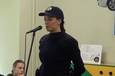 Женщина-полицейский из Львова сражает наповал своим пением (видео) 