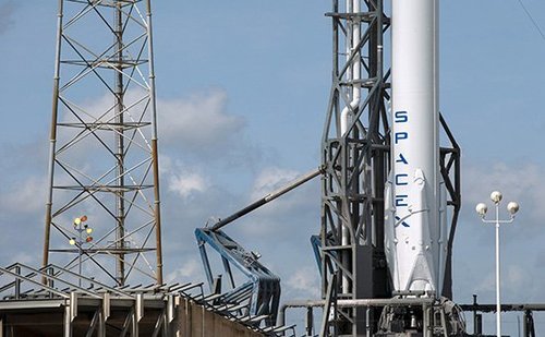 SpaceX заключила контракт с NASA на запуск своего корабля