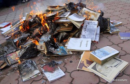 В Крыму сожгли турецкую библиотеку в лицее