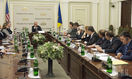 Выборы на Донбассе должны пройти по украинским законам - Байден      