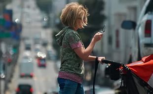 Внимание! Пешеходы с "мобилками" - в Финляндии появился новый дорожный знак