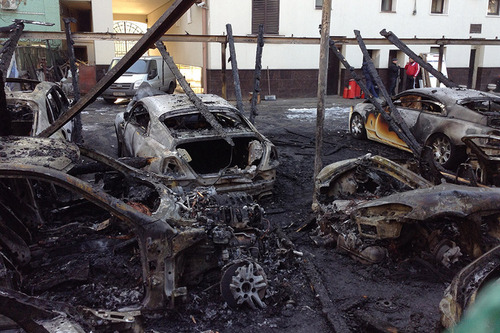 Горим оптом: Девять машин сгорели ночью на стоянке в Москве