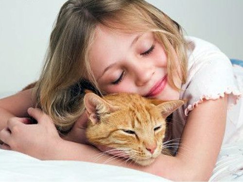 Почему спать с домашним животным полезно для здоровья