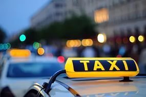 С помощью Facebook теперь можно заказать такси