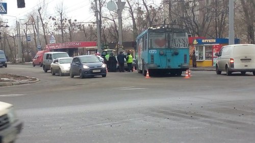В Харькове троллейбус врезался в иномарку 