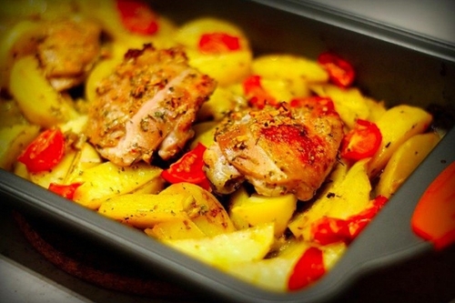 Ароматная курица, маринованная в кефире, запеченная с картофелем и чесноком
