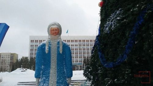 В Казахстане появилась Снегурочка с лицом Путина