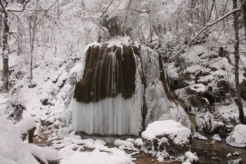 Непогода повредила крымский водопад 