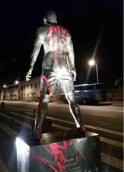 Фанаты Месси изуродовали памятник Роналду 