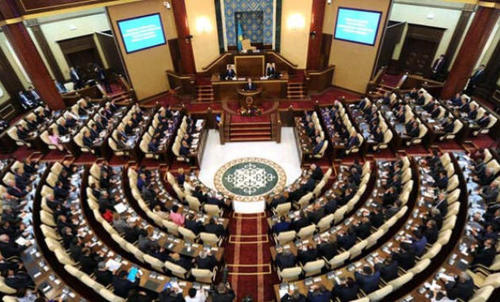 Парламент Казахстана проголосовал за самороспуск  