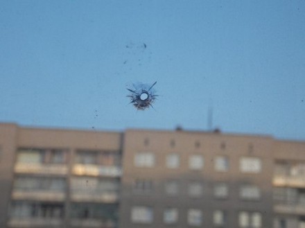 Неизвестные обстреляли школу в Харькове 