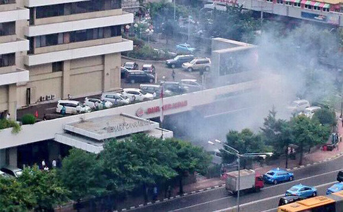 В центре Джакарты произошло несколько взрывов