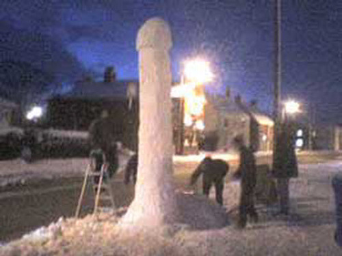 На Алтае гигантская снежная статуя убила влюбленных