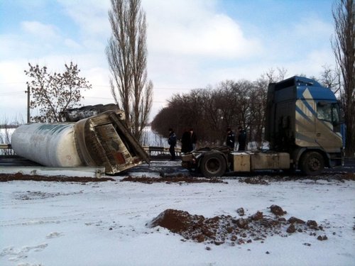 В Луганской области перевернулся грузовик с сжиженным газом