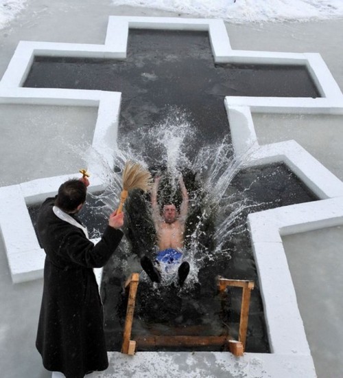 Свято Водохреща: правила безпеки під час зимового купання
