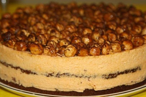 Шоколадный бисквитный торт с карамельным кремом