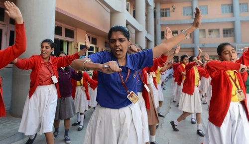 В Индии девушек обучают приемам самообороны