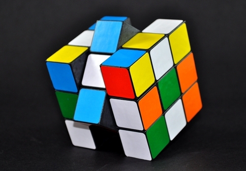 Такого вы еще не видели: сборка кубика Рубика за 1 секунду (ВИДЕО)