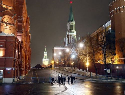 В Москве всех выгнали с Красной Площади. Из Кремля выехала реанимация