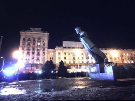 В Днепропетровске активисты демонтировали памятник Петровскому